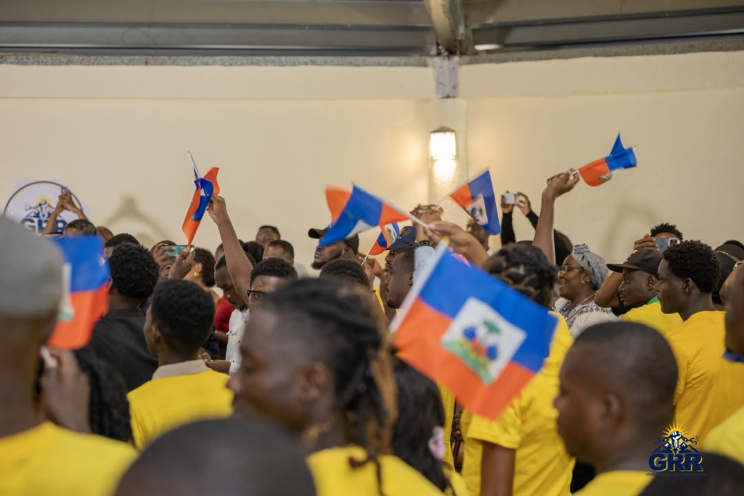 Des participants agitent le drapeau haïtien lors d'un rassemblement de la GRR.
