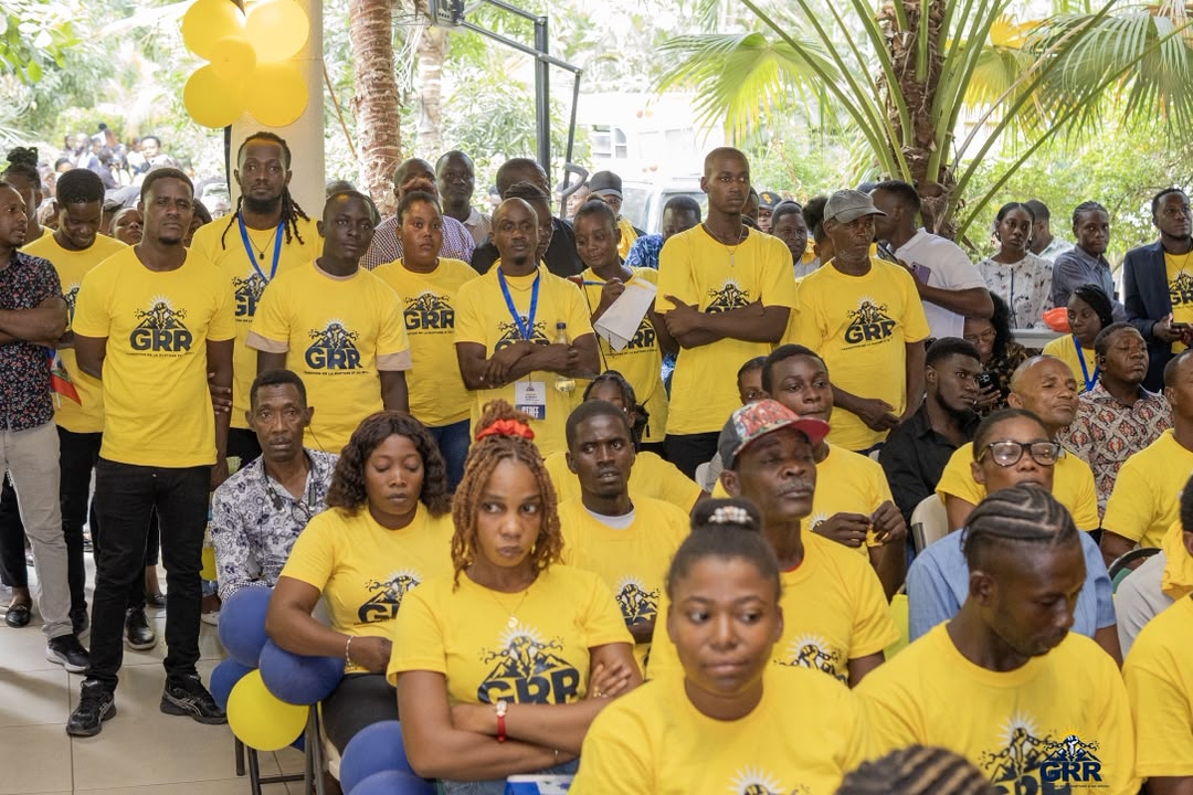 Des dizaines de membres en t-shirt jaune de la GRR rassemblés lors d'une rencontre publique.
